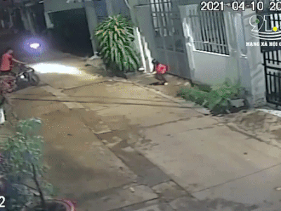 Clip: Bé gái chạy băng qua đường bị xe máy đâm văng xa nhiều mét nằm gục tại chỗ ngay trước cổng nhà