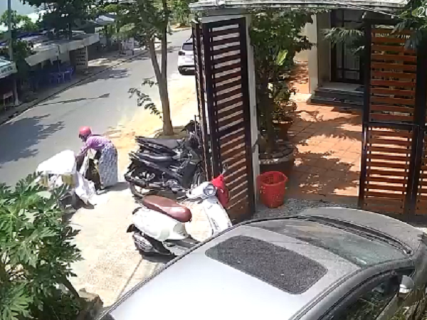 Thấy cửa nhà bị 1 chiếc xe máy chắn ngang, cô gái đã có pha xử lý khiến dân mạng tranh cãi gay gắt để dắt xe mình vào