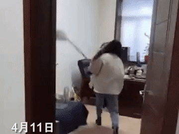 Bị cấp trên quấy rối tình dục, nữ nhân viên có hành động đáp trả khiến dân tình hả hê