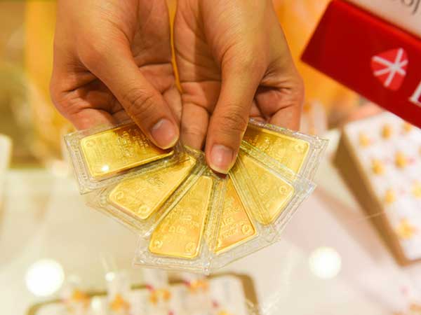 Giá vàng hôm nay 12/4: Áp lực từ USD, vàng giảm giá
