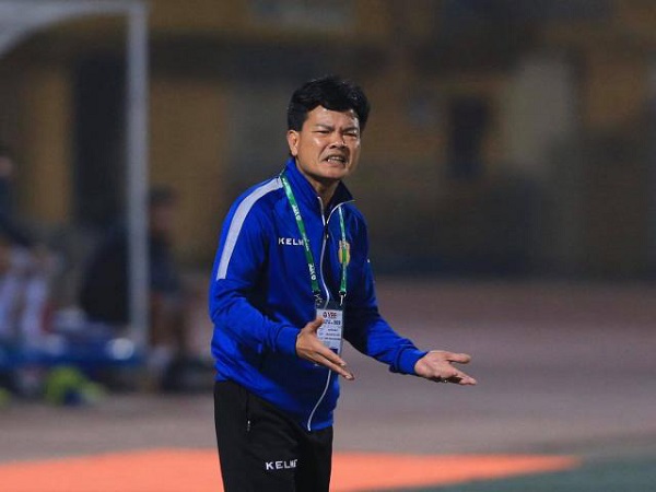 HLV Nguyễn Văn Sỹ: 'Nam Định thua sớm 3 bàn trước HAGL vì không khí loãng'