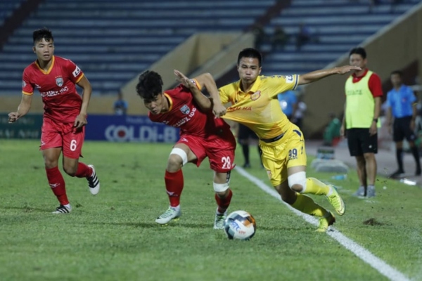 Trọng tài bị treo còi vì không thổi penalty cho Nam Định