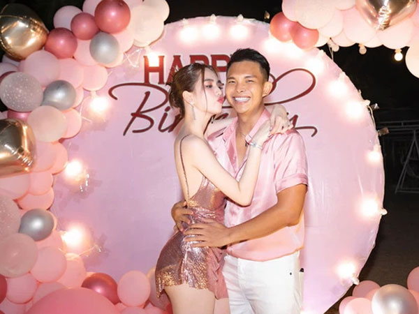 Người đàn ông khiến Ngọc Trinh thoải mái ngủ cùng và đụng chạm body, suốt 11 năm bên nhau chưa bao giờ có 'biến'