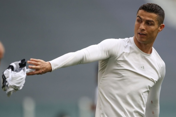 Ronaldo nổi cáu vì không ghi bàn, ném áo xuống sân gây tranh cãi