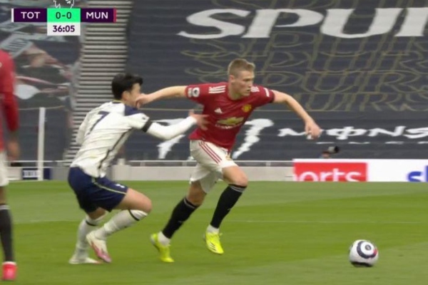 Son Heung-min bị nhiều chuyên gia tố ăn vạ, khiến MU mất bàn thắng đẹp