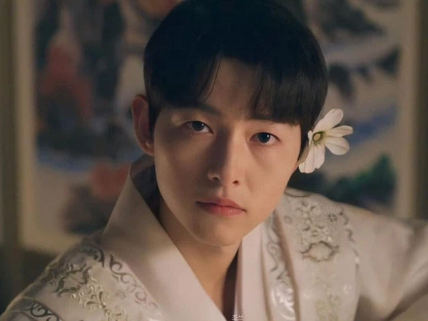 Song Joong Ki khiến fan điên đảo với loạt ảnh cài hoa, môi đỏ mọng khoe visual cực phẩm, 'ăn đứt' cả bạn gái tin đồn