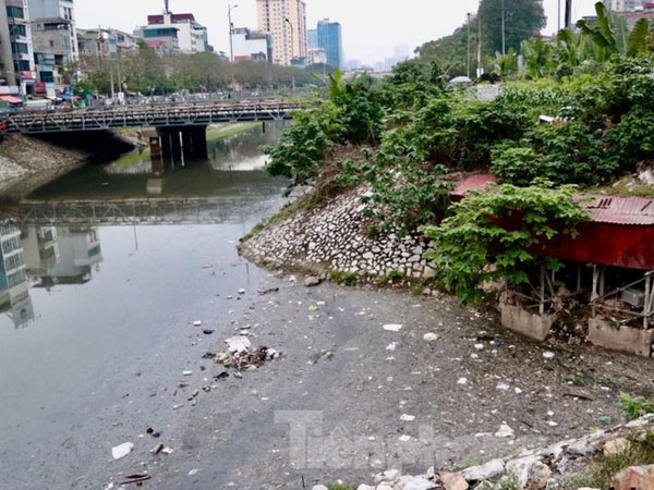Video ảnh: Cận cảnh những dòng sông 'đen' chảy giữa nội thành Hà Nội