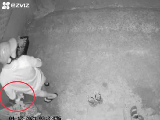 Cả khu trọ liên tục mất trộm đồ lót, check camera chị em sững người trước cảnh tượng trước mắt