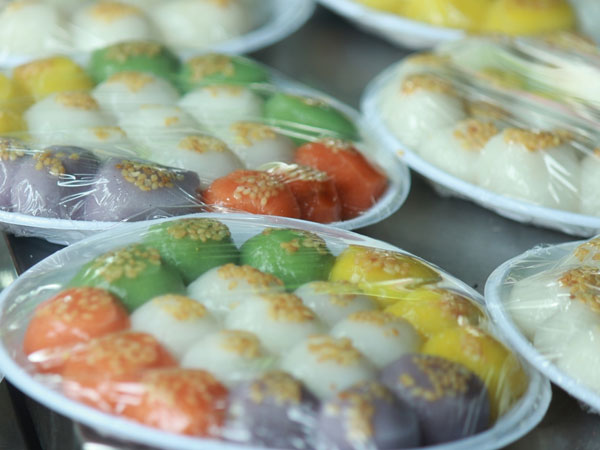 Bánh trôi, bánh chay ngũ sắc 'phục kích' trước ngày Tết Hàn thực