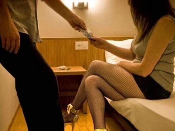 Chồng đưa vợ mỗi tháng 30 triệu nhưng lại có 'sở thích bệnh hoạn', sau mỗi chuyến công tác của anh ta cô lại 1 lần đau đớn, dằn vặt