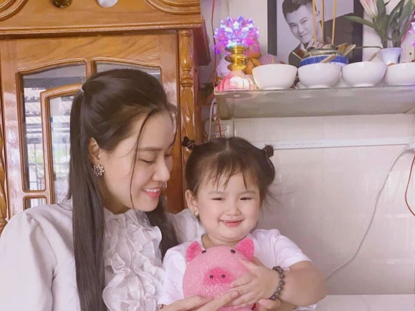 Bà xã tiết lộ con gái út đã nhận được kỷ vật cuối cùng của Vân Quang Long, nụ cười hồn nhiên bên di ảnh của bố khiến nhiều người xót xa