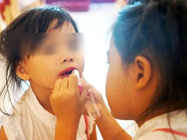 Cho trẻ đánh phấn son, sơn móng tay: Nguy cơ rối loạn nội tiết, dậy thì sớm, thậm chí là ung thư
