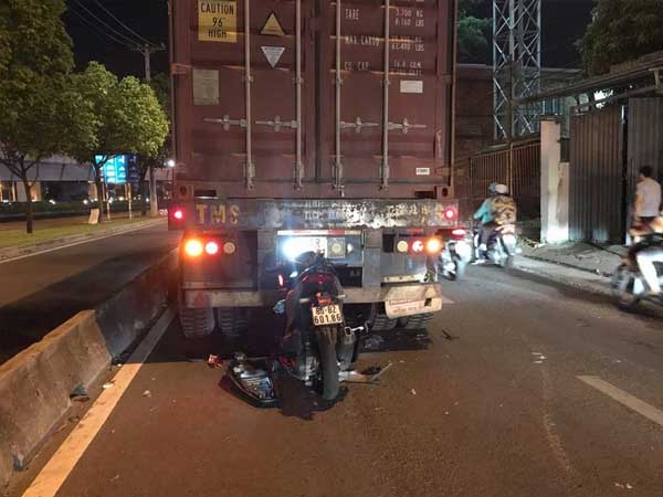 Xe máy gãy gập, biến dạng khi cắm thẳng vào đuôi xe container