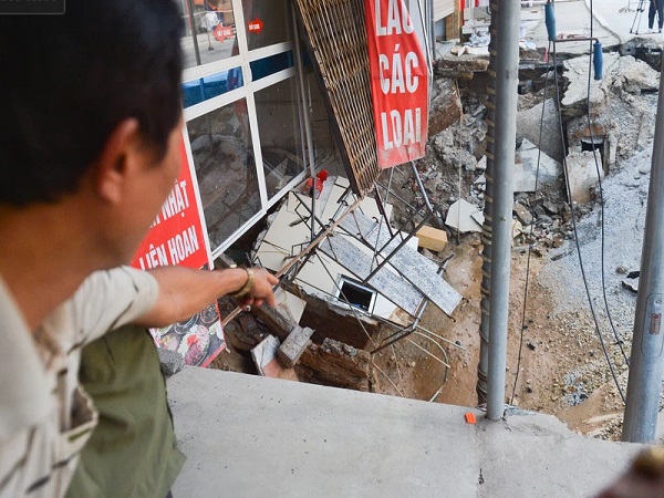 Cuộc sống đảo lộn sau 1 tuần xuất hiện 'hố tử thần' ở Hà Nội: 'Công việc làm ăn bị đình trệ, con cháu phải mang đi gửi'