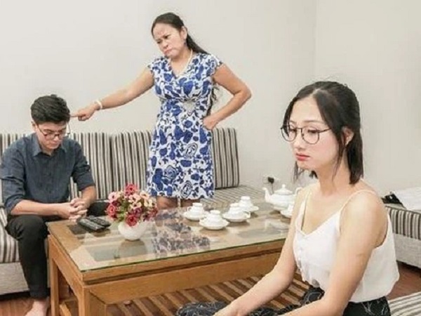 'Nội chiến' mẹ chồng - nàng dâu: Chọn làm 'giai ngoan của mẹ' cho vợ ấm ức hay 'đội vợ lên đầu' làm mẹ khóc thầm, là do đàn ông cả