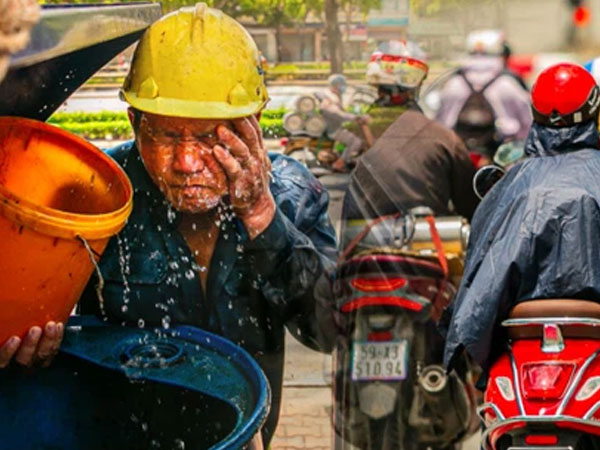 Chùm ảnh: Công nhân vật lộn với cái nóng hầm hập ở Sài Gòn, người đi đường mặc cả áo mưa tránh nắng