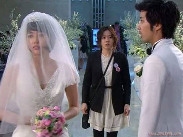 Phát hiện có bầu với bạn trai khi đang say nắng người khác, cô gái dứt khoát chia tay nhưng thấy người yêu cũ lấy vợ lại khóc lóc van nài