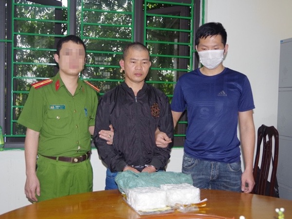 Bắt đối tượng 'ôm' gần 2kg ma túy đá