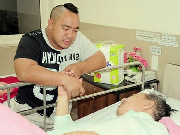 Hiếu Hiền nghẹn ngào: 'Tôi đành nghe bác sĩ, đưa ba về rồi rút ống thở'