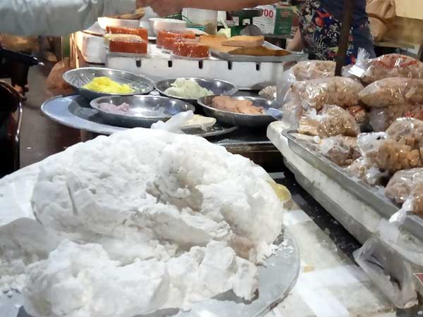 Chị em thi nhau làm bánh trôi bánh chay, sạp chợ ngày bán 2 tạ bột