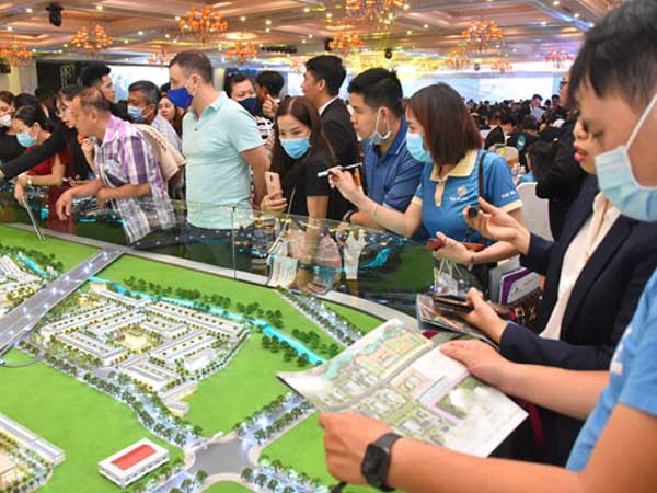 Vốn ngân hàng đổ vào bất động sản có đáng lo?