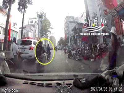 Video: Côn đồ dùng gậy đập phá xe ôtô trước cổng bệnh viện