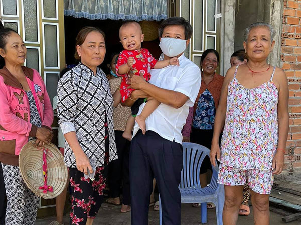 Trò chuyện với Phó Bí thư, ông Đoàn Ngọc Hải chuyển lại tiền cho An Giang