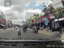 Clip: Khoanh tay cúi đầu cảm ơn khi được nhường đường, cả cậu bé lẫn tài xế đều được khen nức nở