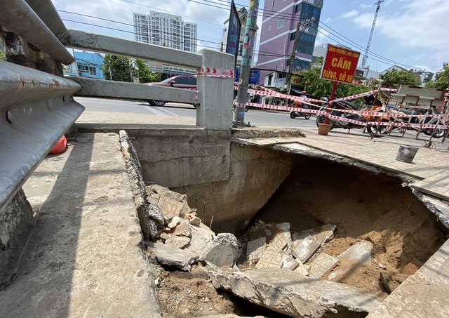Hố 'tử thần' khổng lồ xuất hiện trên vỉa hè, 'nuốt chửng' xe máy