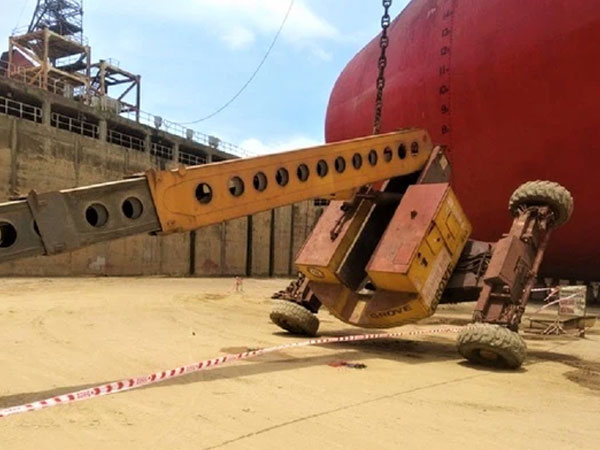Xe nâng tại nhà máy đóng tàu bị lật, 2 công nhân rơi từ độ cao 25m tử vong