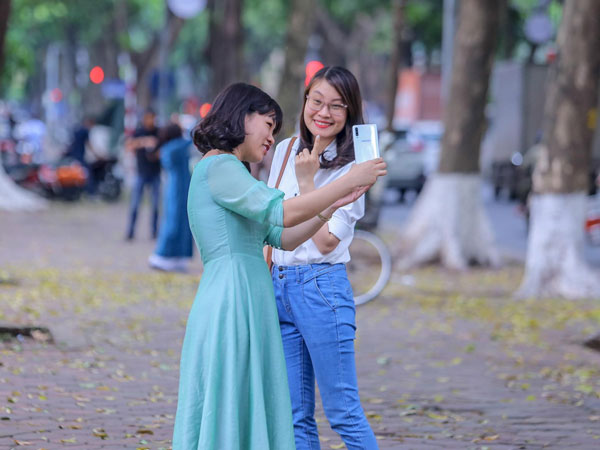 Người dân Thủ đô mê mẩn mùa lá sấu rụng
