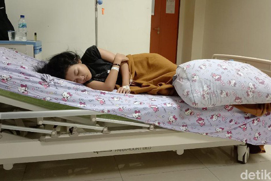 Kỳ lạ căn bệnh làm cô gái ngủ liên tiếp 13 ngày, vẫn có thể ăn uống bình thường trong khi say giấc