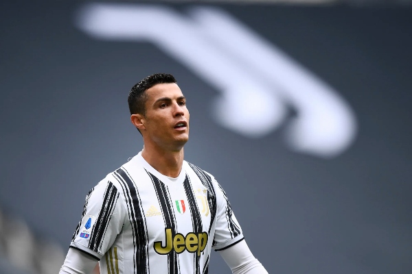Cựu tiền vệ Juventus chỉ trích Ronaldo không có tư chất thủ lĩnh, khuyên đội bóng cũ nên bán