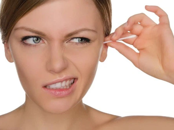 Vì sao không nên ngoáy tai bằng tăm bông?
