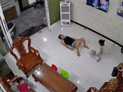 Cô con gái rượu sút thẳng trái bóng vào chỗ hiểm của bố lúc đang ngủ, đau thấu trời