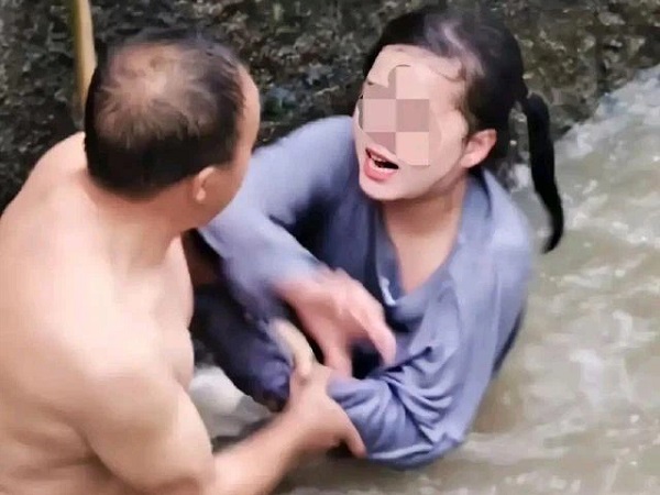 Cô gái nhảy sông tự sát còn hung hăng đánh người cứu mình, phản ứng 'đi vào lòng người' của ông chú khiến dân tình vỗ tay tán thưởng