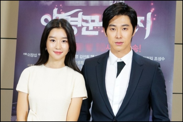 Chưa hết phốt: Nghi vấn Yunho (DBSK) là bạn trai tiếp theo bị Seo Ye Ji điều khiển, có thái độ lạ thay đổi 180 độ ở trường quay