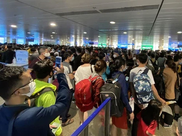 Khách đông nghẹt mỗi buổi sáng, sân bay Tân Sơn Nhất ra khuyến cáo và mở tối đa hệ thống soi chiếu