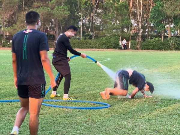 Văn Toàn 'cơ cực' trong lễ hội té nước độc đáo ở Gia Lai