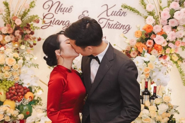 Ảnh 'cực nóng': Xuân Trường 2 lần khóa môi Nhuệ Giang say đắm trong đám hỏi, cô dâu hạnh phúc cười tít mắt