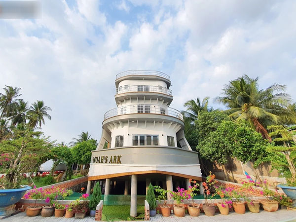 Cận cảnh nhà du thuyền 5 tỷ 'siêu sang' của lão nông miền Tây, ai đến tham quan chỉ cần trả phí bằng nụ cười