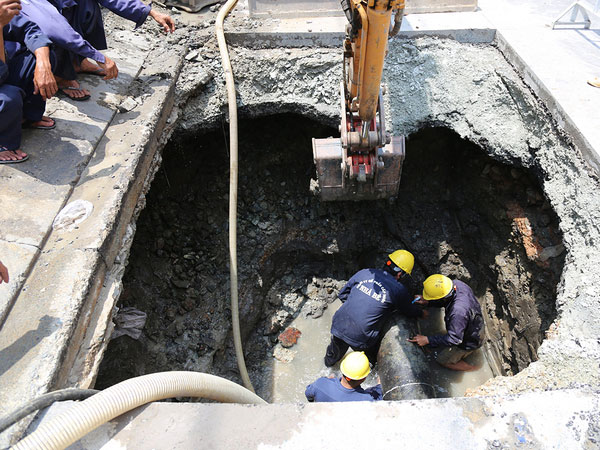 Xuất hiện hố sâu 2m trên mặt đường ở Sài Gòn