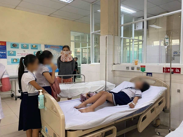 Chơi đất nặn slam mua trước cổng trường, 32 học sinh tiểu học nhập viện