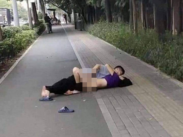 Sốc với hình ảnh cặp đôi 'mây mưa' ngay giữa đường, dân tình phẫn nộ: 'Báo cảnh sát thôi!'