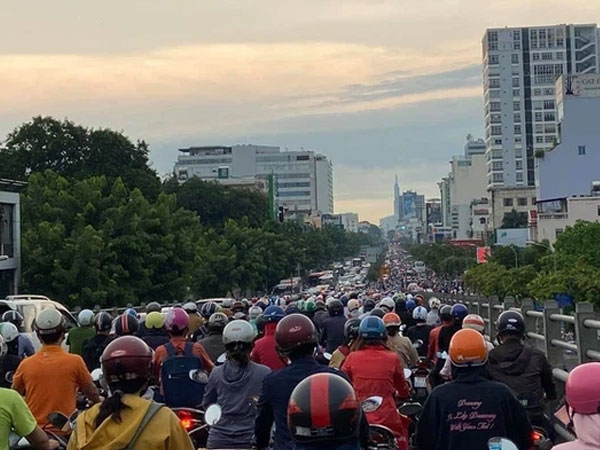 Người Sài Gòn lại 'quay cuồng' trong cảnh kẹt xe, lội nước vì đường ngập vào buổi sáng