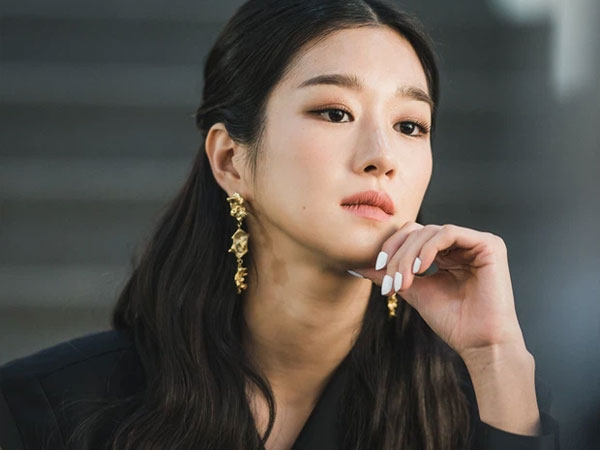 Bắt bài Seo Ye Ji tán tỉnh các tài tử đình đám, hóa ra cả dàn bạn trai đều nghe lời 'điên nữ' răm rắp vì lý do này?