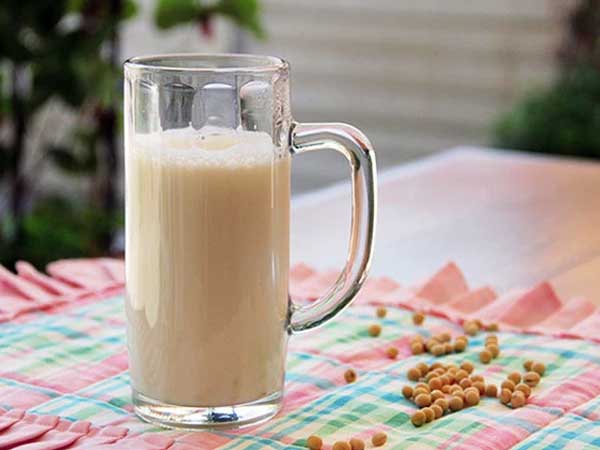 Trẻ uống sữa đậu nành có dậy thì sớm không?