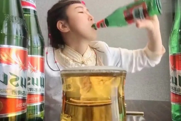 Giới livestream xuất hiện trào lưu mới gây bức xúc: Uống rượu bia say xỉn, ngất xỉu đi mới được tiền