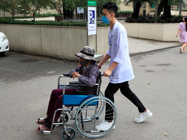 Bệnh nhân đến BV Bạch Mai 1 năm trở lại đây: 'Bệnh nhân nghèo như tôi cũng được quan tâm đúng nghĩa'