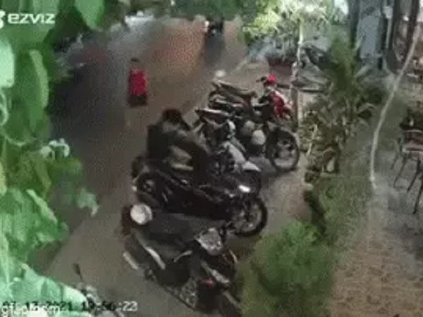 Thanh niên bẻ trộm khóa xe máy gặp ngay 'chị gái áo đỏ' cao tay, dân mạng thở dài: 'Xong đời trai'